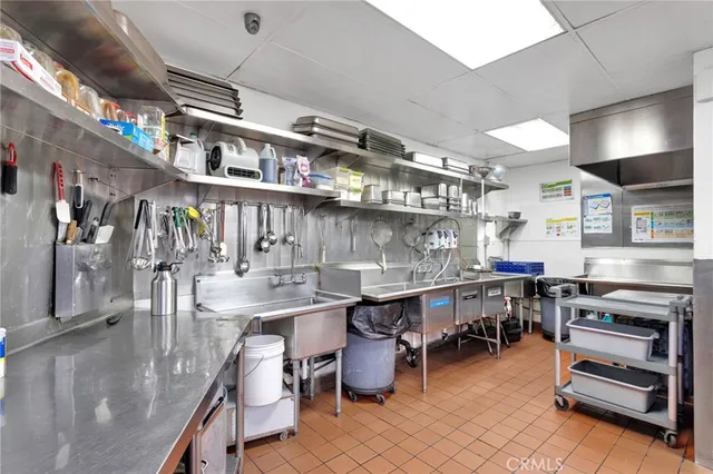 a room with lots of furniture and lots of furniture