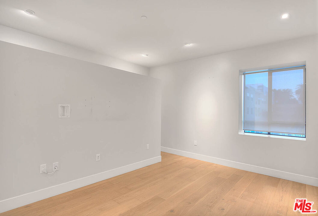 5014 Rosewood Avenue, Unit 1/2 Los Angeles, CA 90004 - Photo 18 of 45 en empty room with window