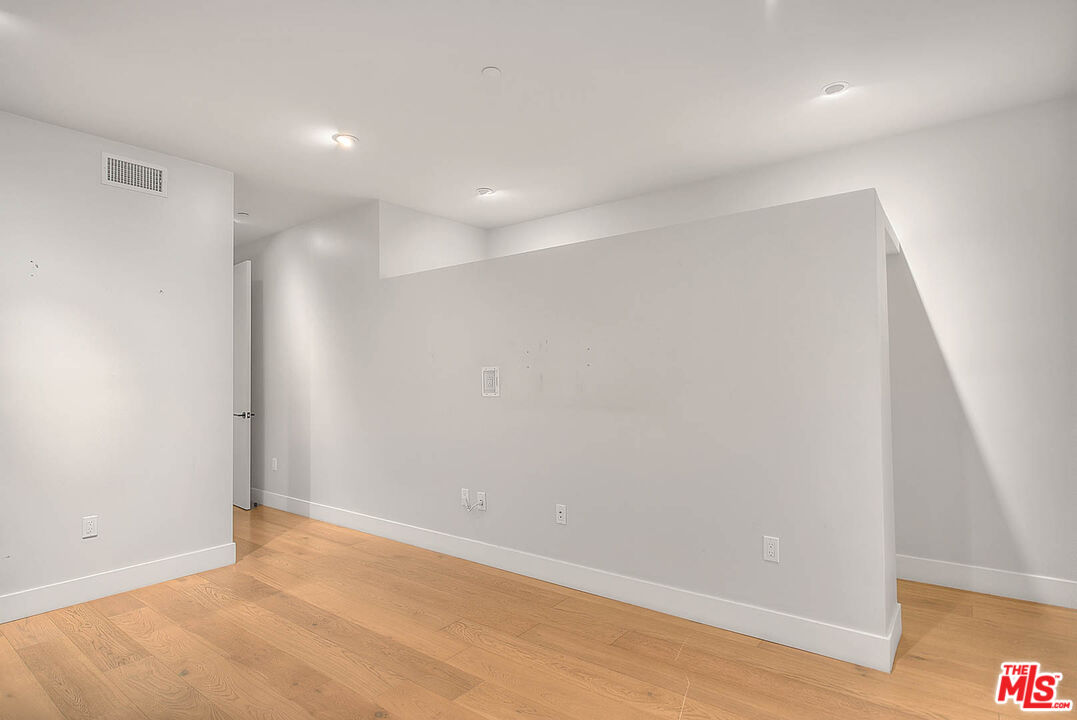 5014 Rosewood Avenue, Unit 1/2 Los Angeles, CA 90004 - Photo 20 of 45 a view of an empty room