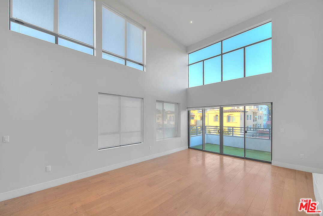 5014 Rosewood Avenue, Unit 1/2 Los Angeles, CA 90004 - Photo 2 of 45 an empty room with windows