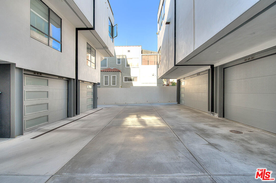5014 Rosewood Avenue, Unit 1/2 Los Angeles, CA 90004 - Photo 39 of 45 a view of empty room
