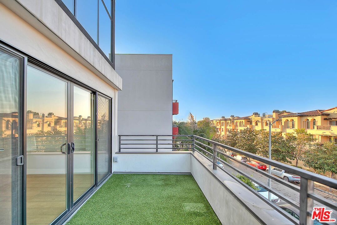 5014 Rosewood Avenue, Unit 1/2 Los Angeles, CA 90004 - Photo 4 of 45 a view of balcony with furniture