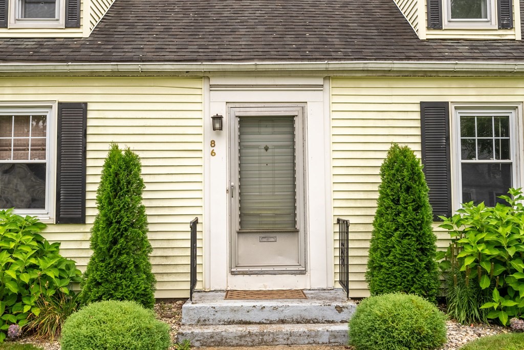 86 Anniversary Street Springfield, MA 01104 - Photo 5 of 31 a front view of a house with a yard