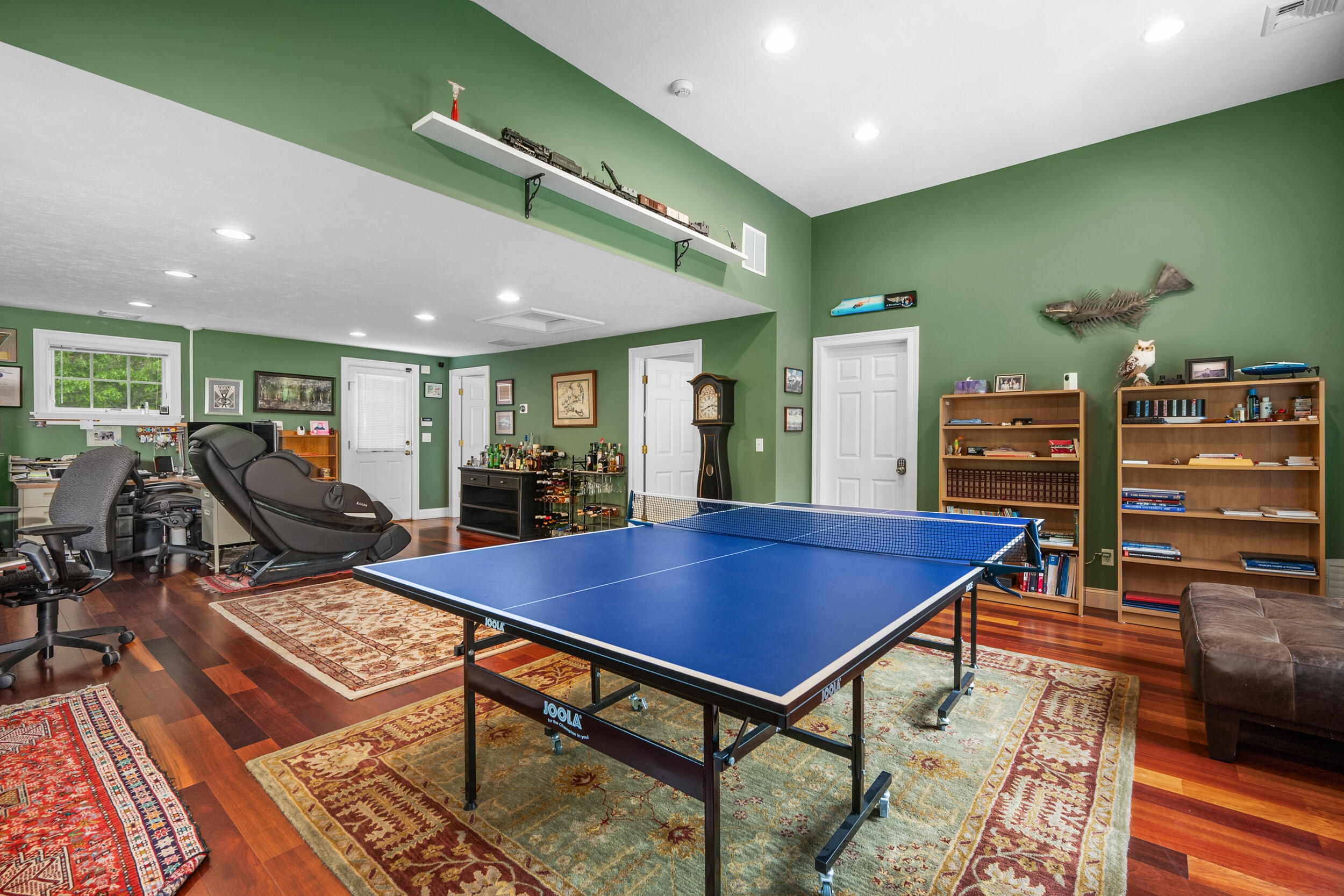 10 Neshobe Road Mashpee, MA 02649 - Photo 18 of 40 a living room with furniture a table and chairs