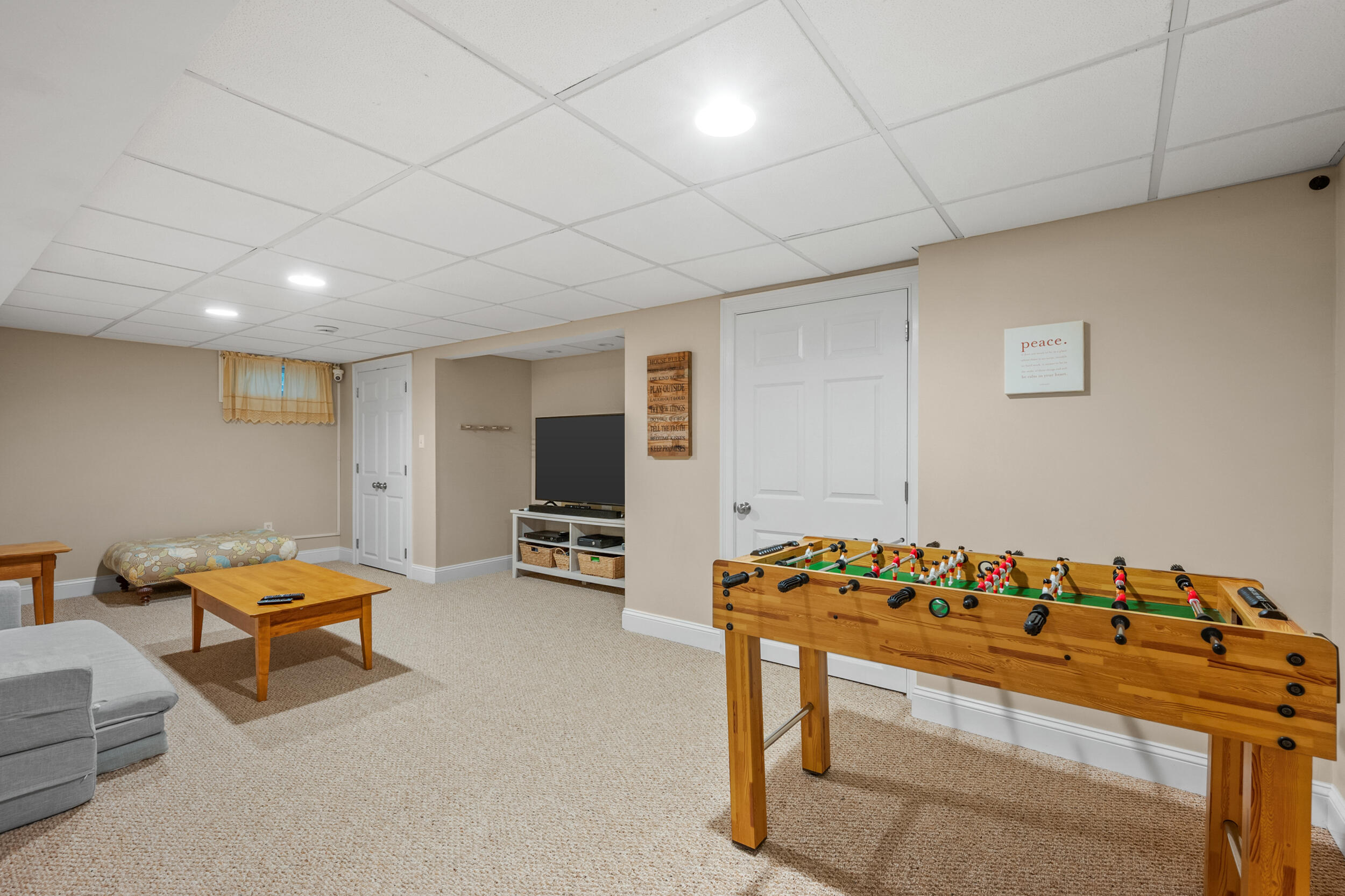 10 Neshobe Road Mashpee, MA 02649 - Photo 21 of 40 a living room with furniture and a flat screen tv