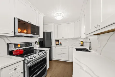 $215,000 | 5100 North Marine Drive, Unit 9H, Chicago, IL 60640