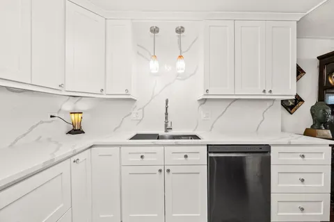 $215,000 | 5100 North Marine Drive, Unit 9H, Chicago, IL 60640