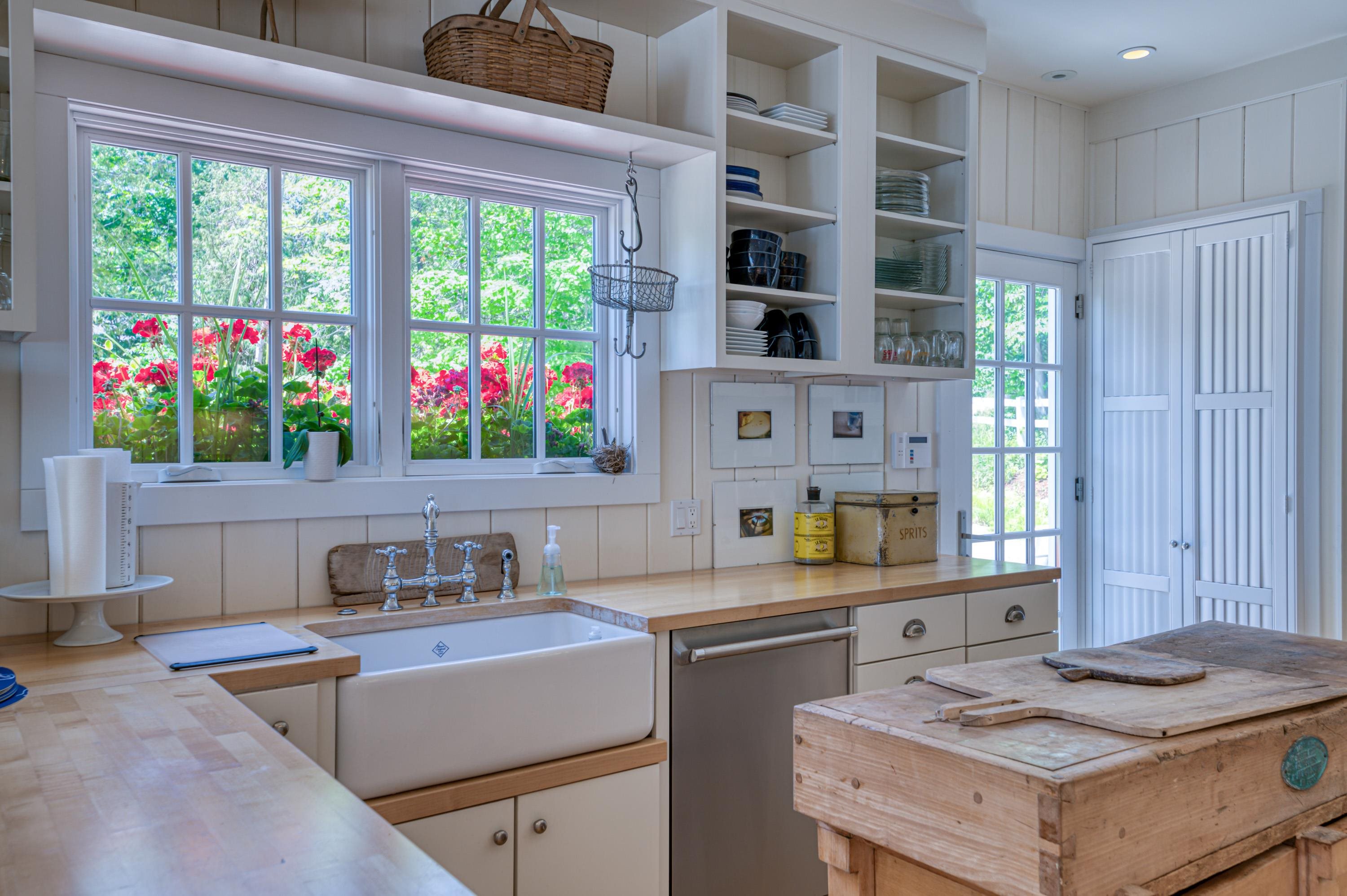 6298 East Shore Road Traverse City, MI 49686 - Photo 18 of 68 1911641-17.JPG