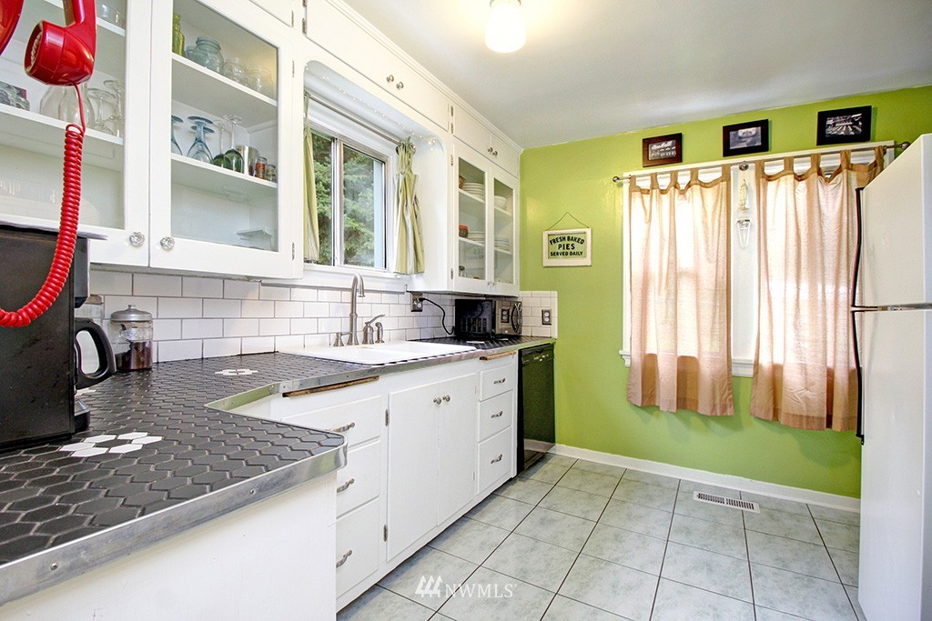 438 Southwest 4th Place Renton, WA 98057 - Photo 9 of 25