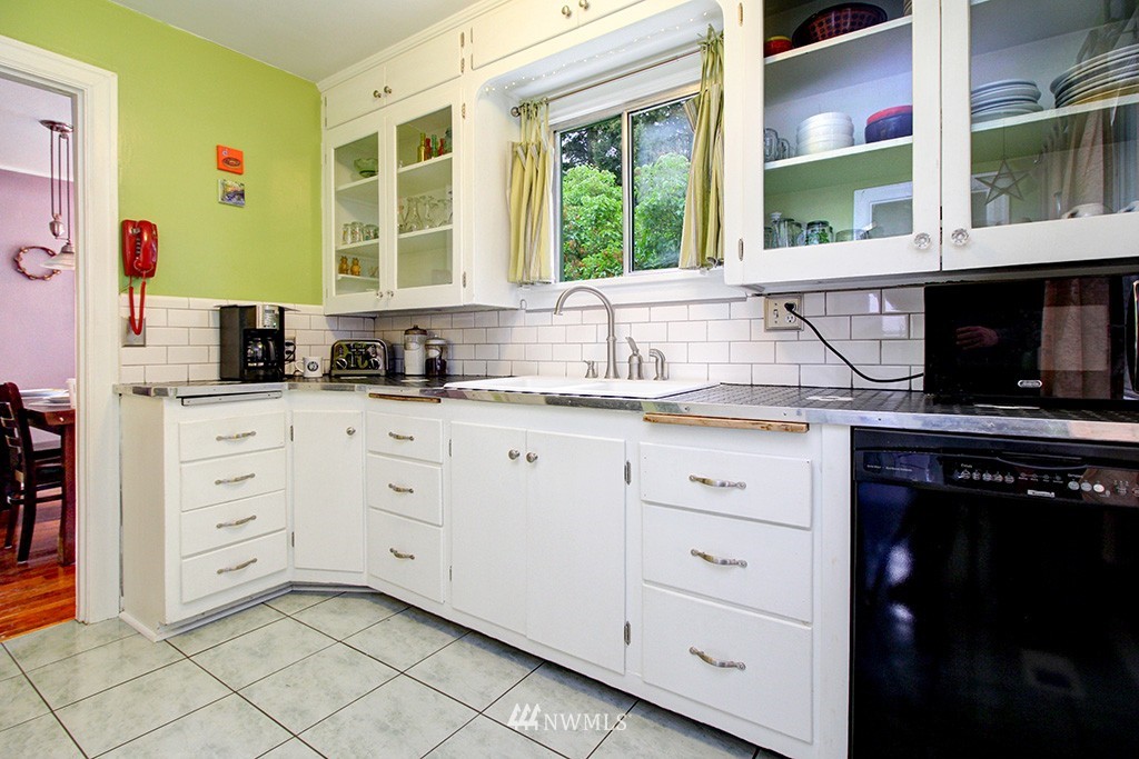 438 Southwest 4th Place Renton, WA 98057 - Photo 10 of 25