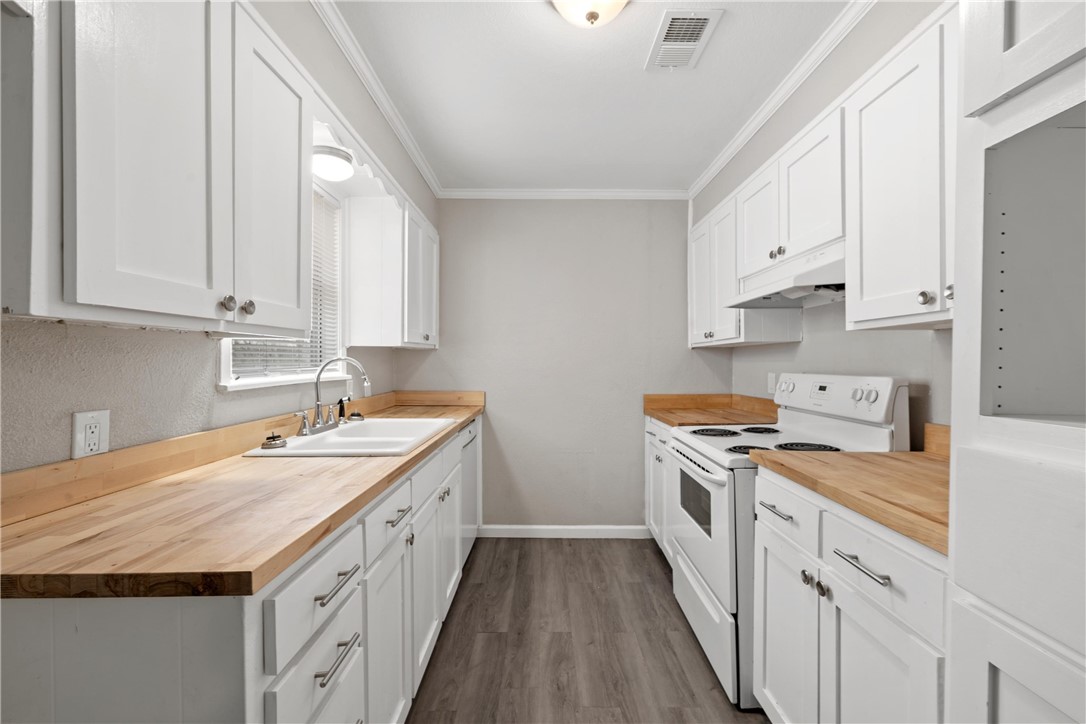 3234 Ferndale Drive Waco, TX 76706 - Photo 4 of 17 a kitchen with a sink stove and cabinets