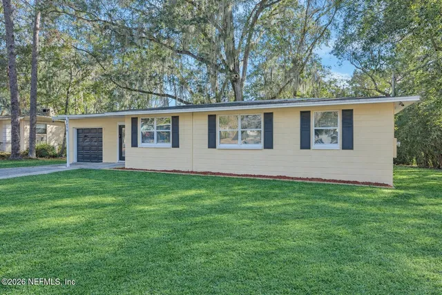 a view of a house with a backyard
