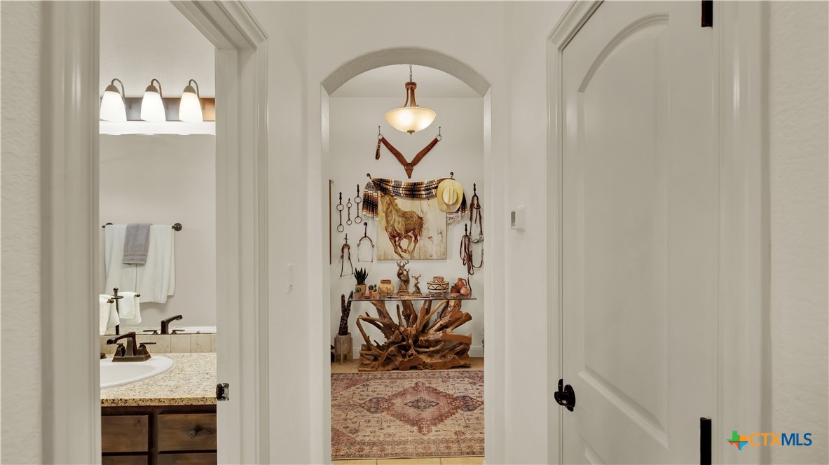 343 Meadow Valley Loop Jarrell, TX 76537 - Photo 9 of 33