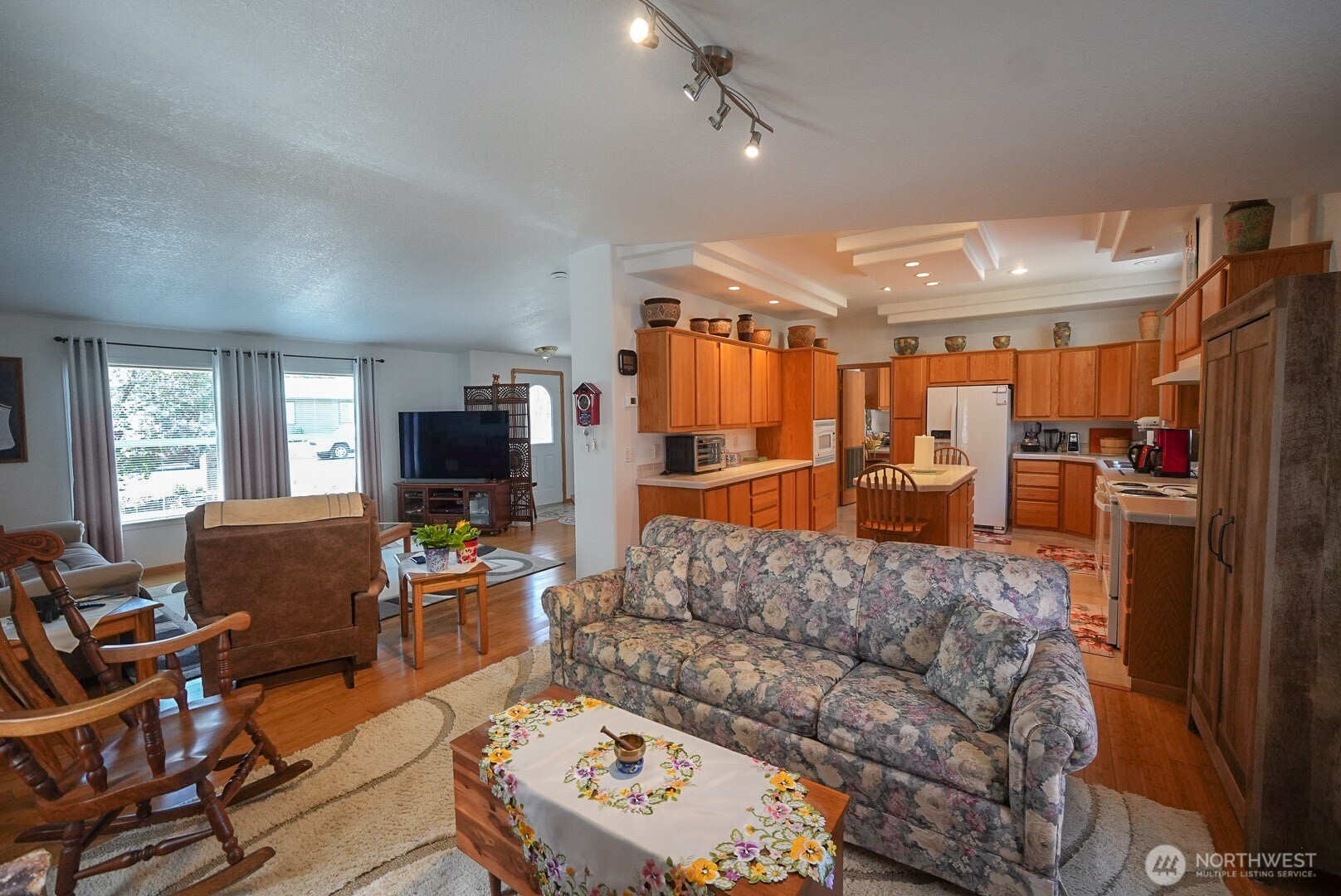 201 South Cherry Street Dayton, WA 99328 - Photo 14 of 23 a living room with furniture and a flat screen tv