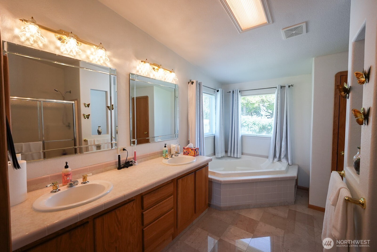 201 South Cherry Street Dayton, WA 99328 - Photo 20 of 23 a bathroom with a tub double sink mirror and toilet