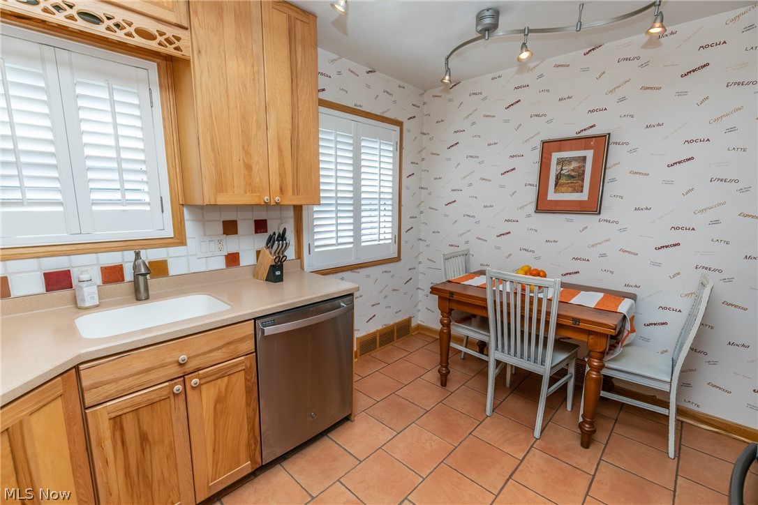 7401 Traymore Avenue Brooklyn, OH 44144 - Photo 9 of 33