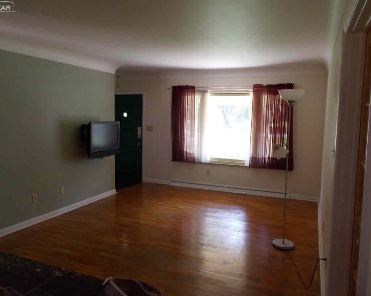 3273 Shannon Road Burton, MI 48529 - Photo 7 of 18 21356194-6.JPG