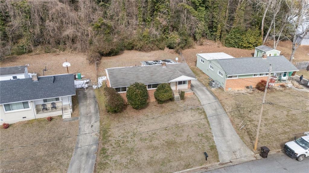 613 Woodridge Lane High Point, NC 27262 - Photo 2 of 19