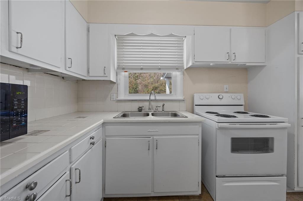 613 Woodridge Lane High Point, NC 27262 - Photo 8 of 19