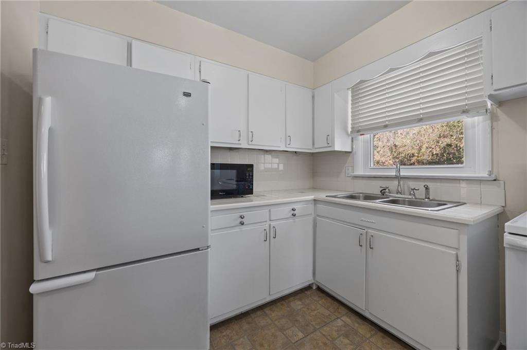 613 Woodridge Lane High Point, NC 27262 - Photo 9 of 19