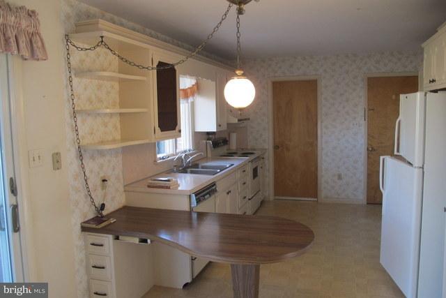 215 West Newport Road Lititz, PA 17543 - Photo 5 of 14