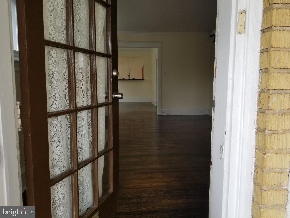 933 East Rittenhouse Street Philadelphia, PA 19138 - Photo 3 of 33 Entrance to Living Room