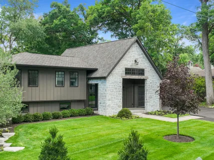 $1,795,000 | 853 Sauganash Drive, Fontana, WI 53125