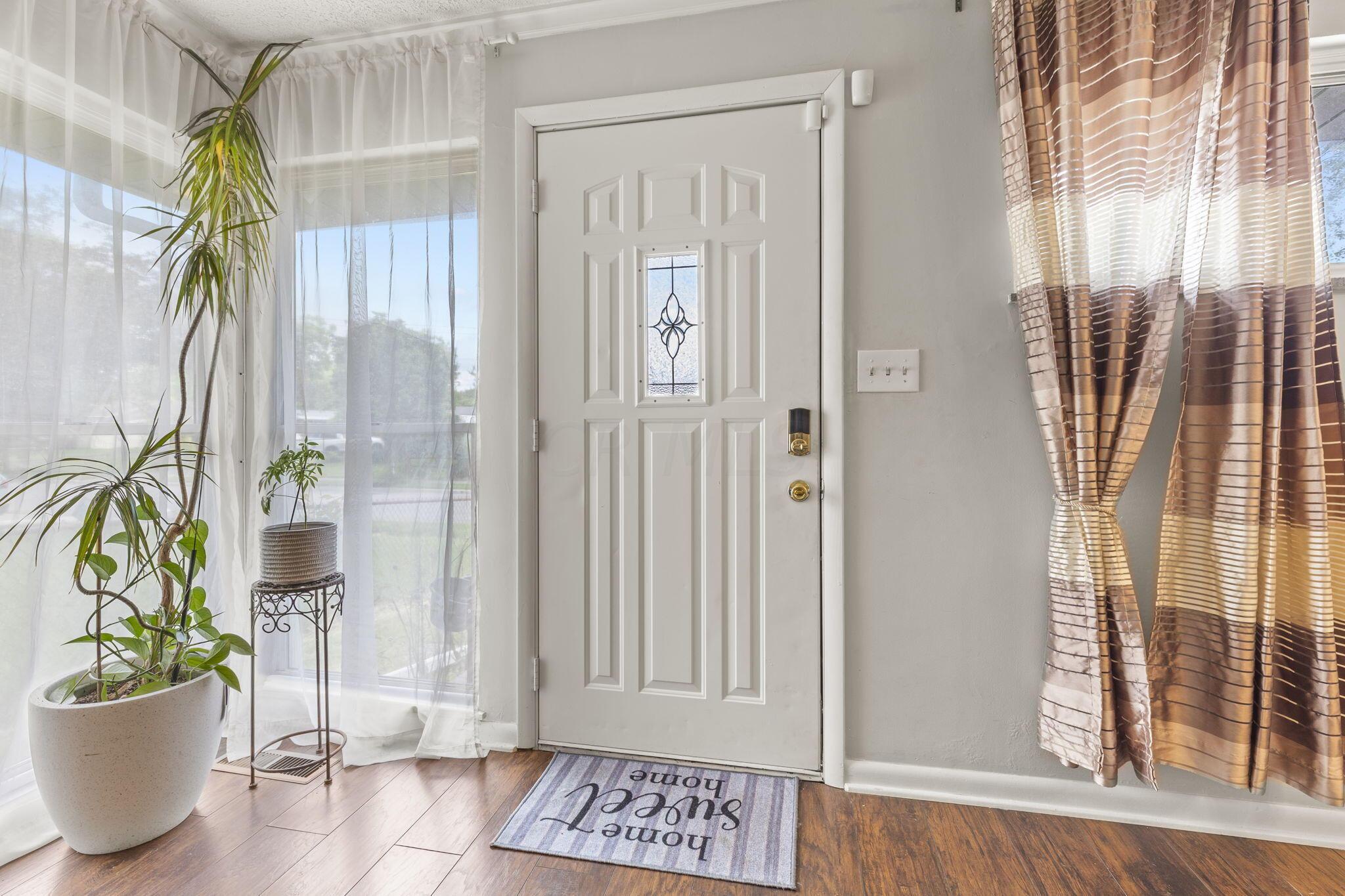 695 Raleigh Drive Columbus, OH 43228 - Photo 5 of 57 Front door entry