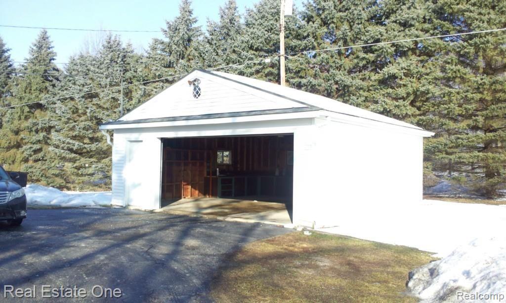 1300 West Rose Center Road Holly, MI 48442 - Photo 5 of 45 2 1/2 Car Gargage