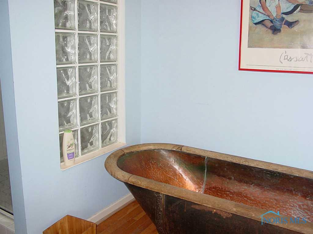 506 River Road Maumee, OH 43537 - Photo 14 of 19 Full Bath. Full bath with copper tub
