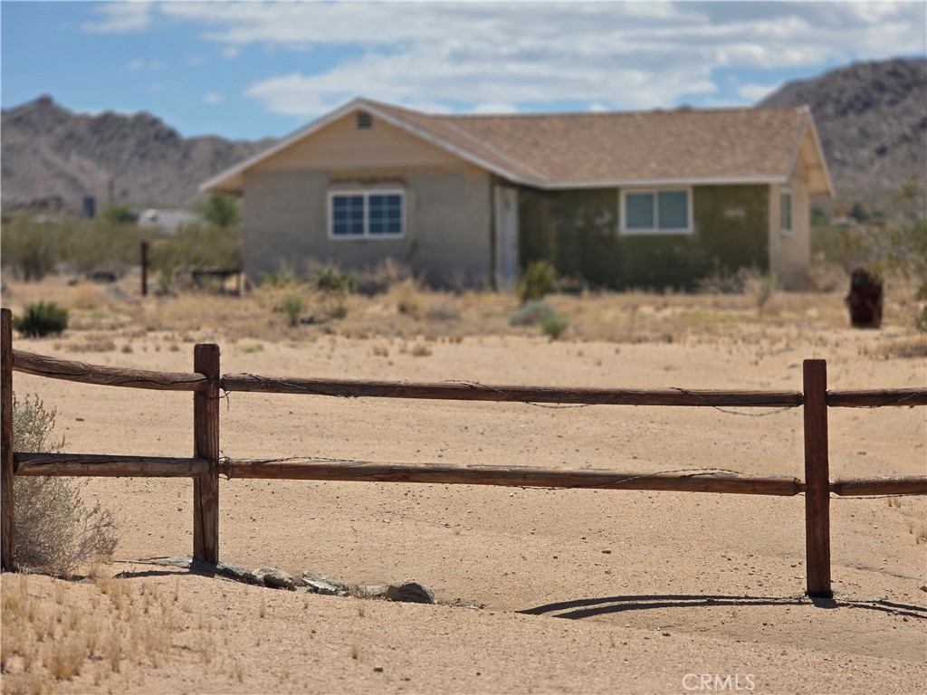 The front is fenced with these posts. The sides are fenced with metal fencing