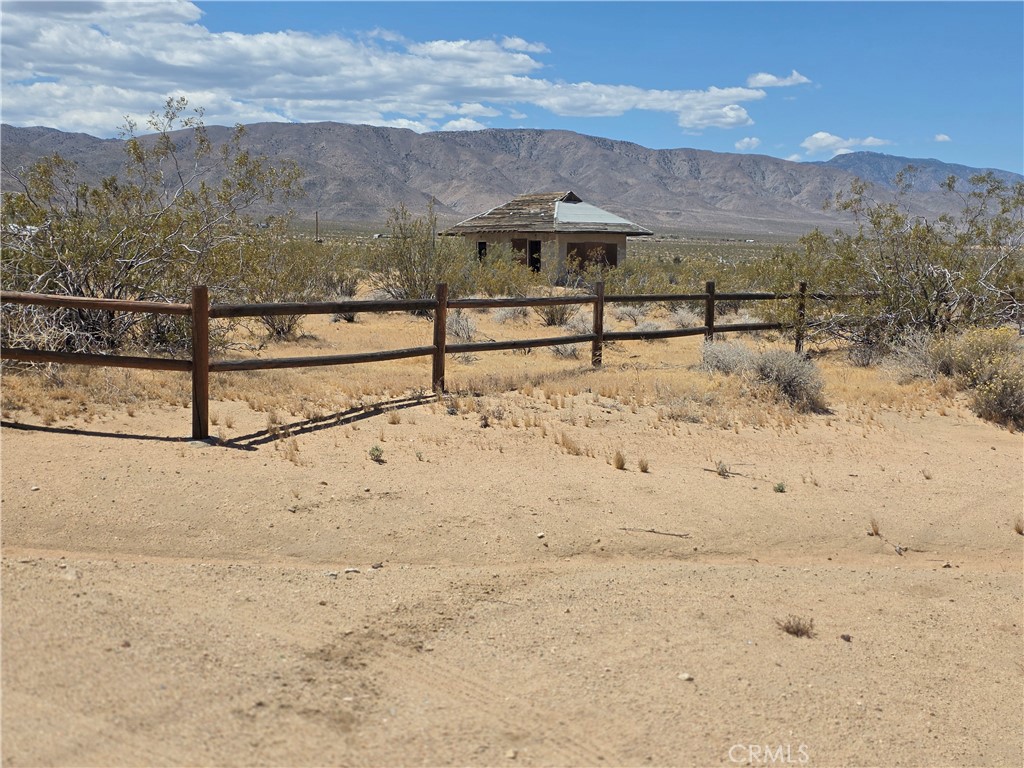 51033 Joshua Tree Road Johnson Valley, CA 92285 - Photo 14 of 30 Fencing at Front