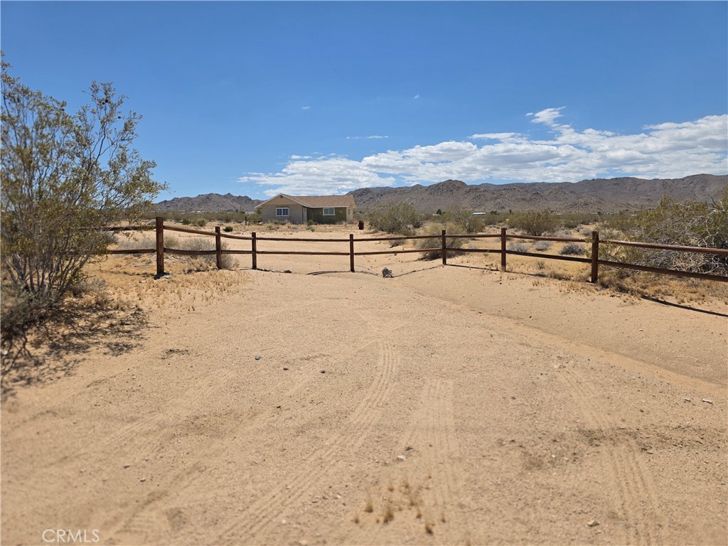 51033 Joshua Tree Road Johnson Valley, CA 92285 - Photo 15 of 30 Fencing at Front
