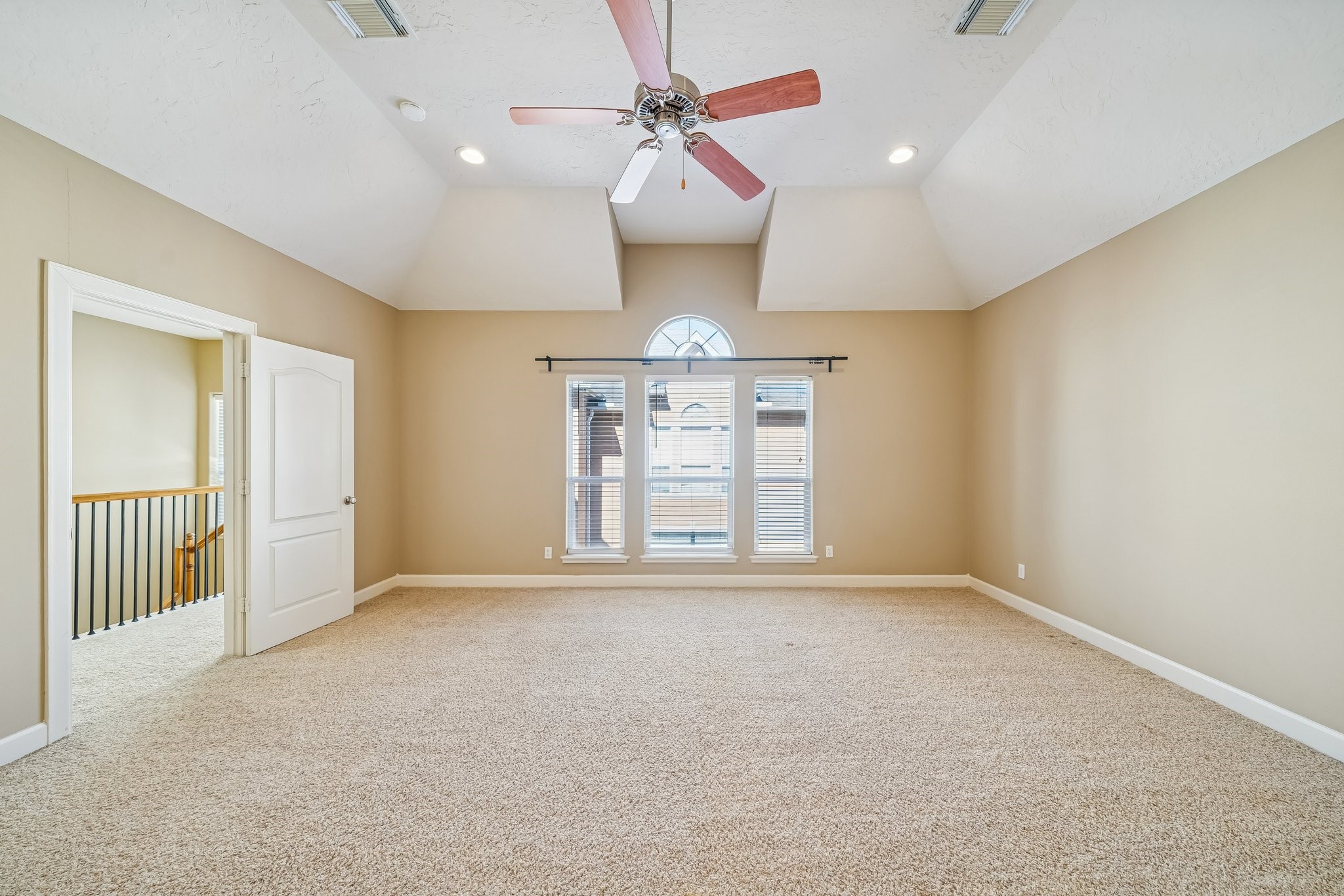 1415 Birdsall Street Houston, TX 77007 - Photo 13 of 25 a view of an empty room with a window