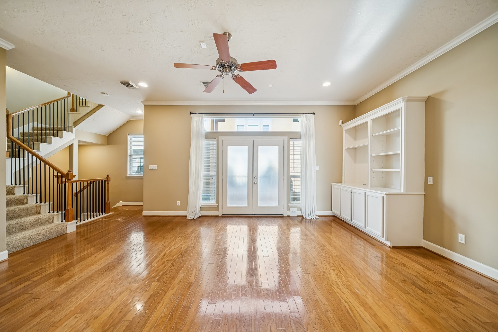 1415 Birdsall Street Houston, TX 77007 - Photo 8 of 25 a view of an empty room with wooden floor and a window