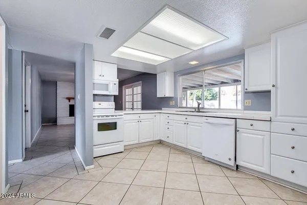 $2,995 | 2138 East Fremont Drive, Tempe, AZ 85282