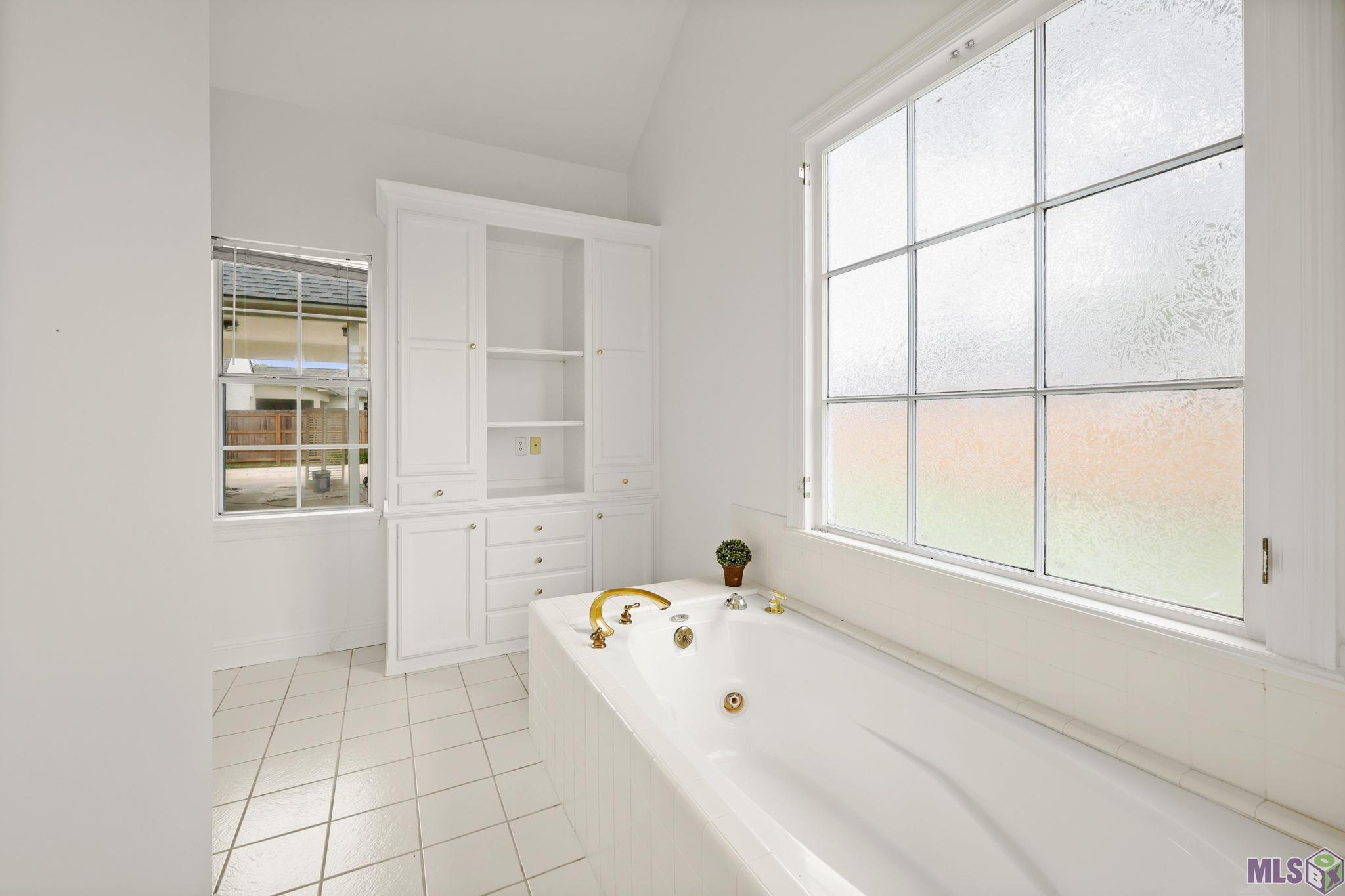 5515 North Pointer Court Baton Rouge, LA 70808 - Photo 23 of 47 Separate Tub & Shower