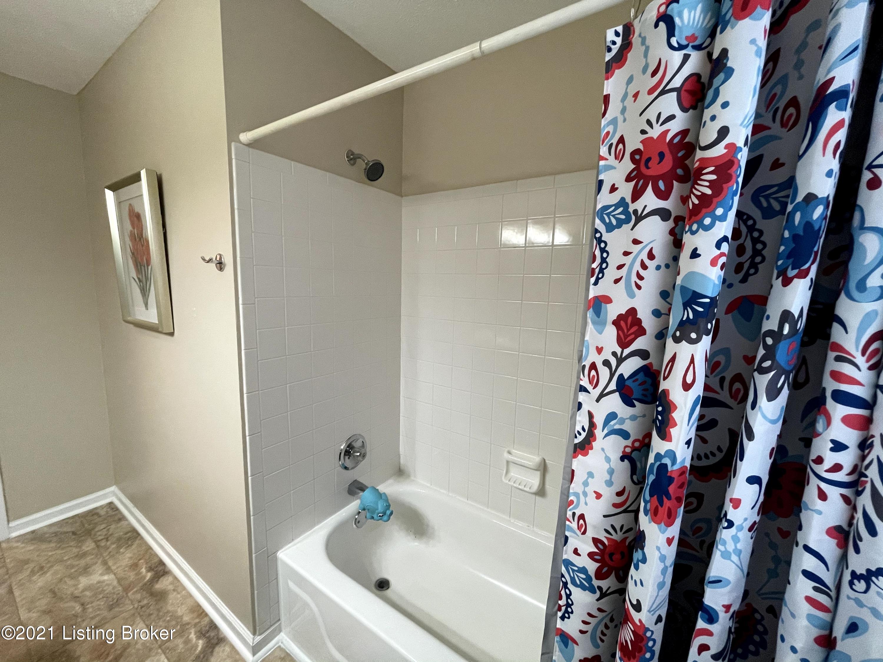 220 Rolling Ridge Way Simpsonville, KY 40067 - Photo 33 of 34 2nd Flr Tub Surround