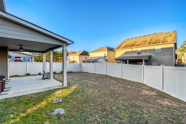 a view of a backyard