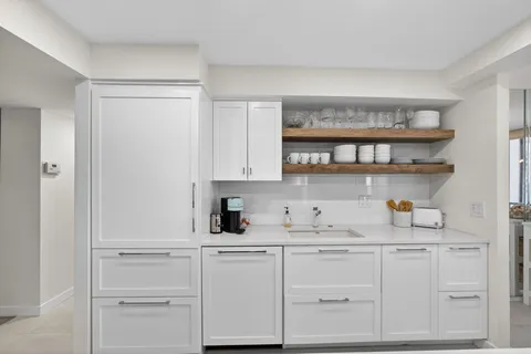 $1,250,000 | 5540 North Ocean Drive, Unit 14B, Singer Island, FL 33404