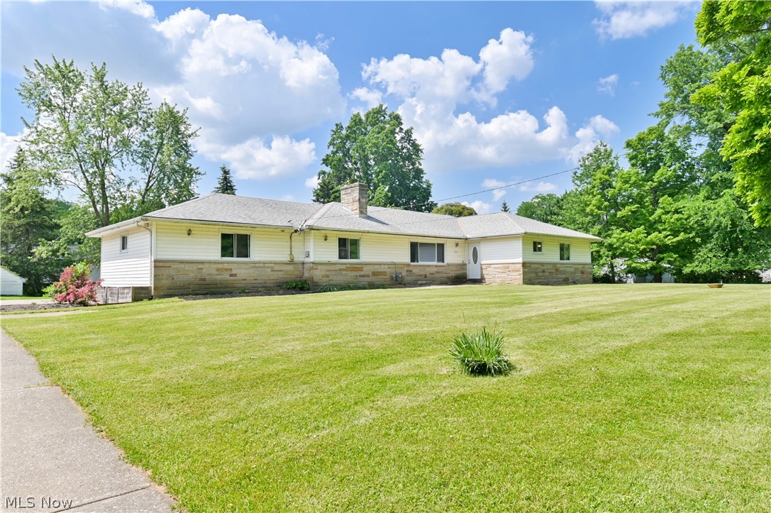 Ranch-style house featuring a front lawn