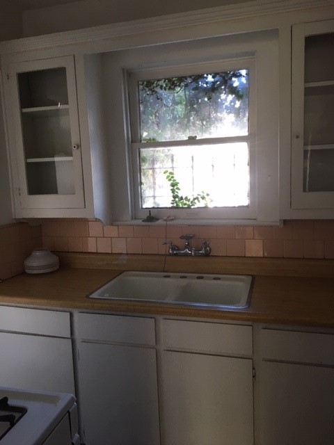 1539 Westheimer Road Houston, TX 77006 - Photo 2 of 10 a sink with a window