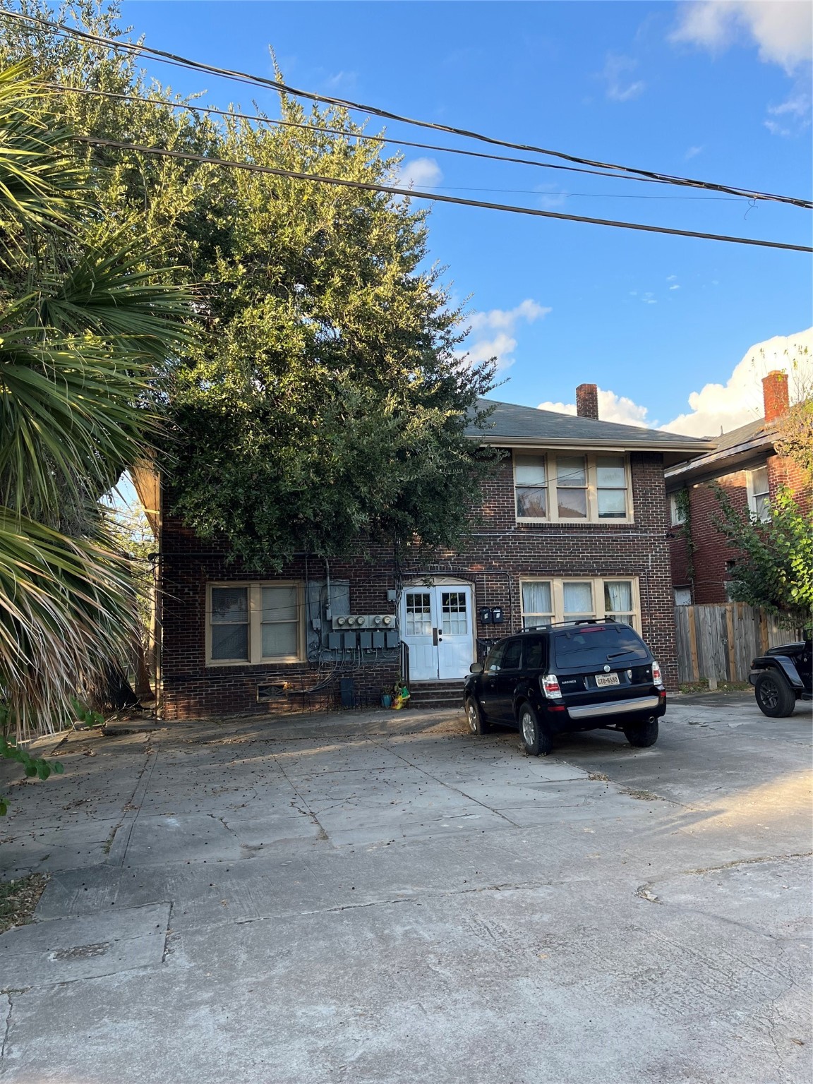 1539 Westheimer Road Houston, TX 77006 - Photo 3 of 10 a car parked in front of a house