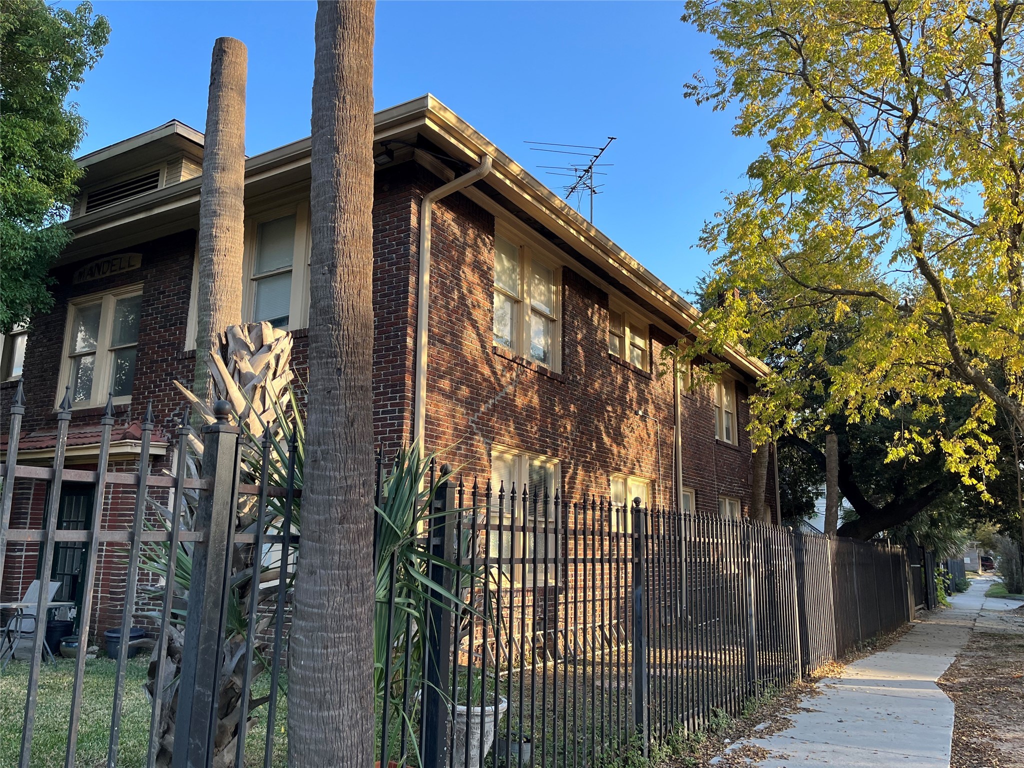1539 Westheimer Road Houston, TX 77006 - Photo 5 of 10 front view of a house
