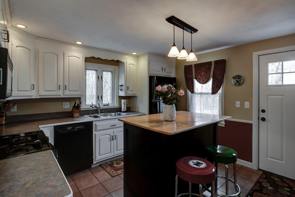 35 Anthony Road Franklin, MA 02038 - Photo 6 of 22 Gallery Image 6