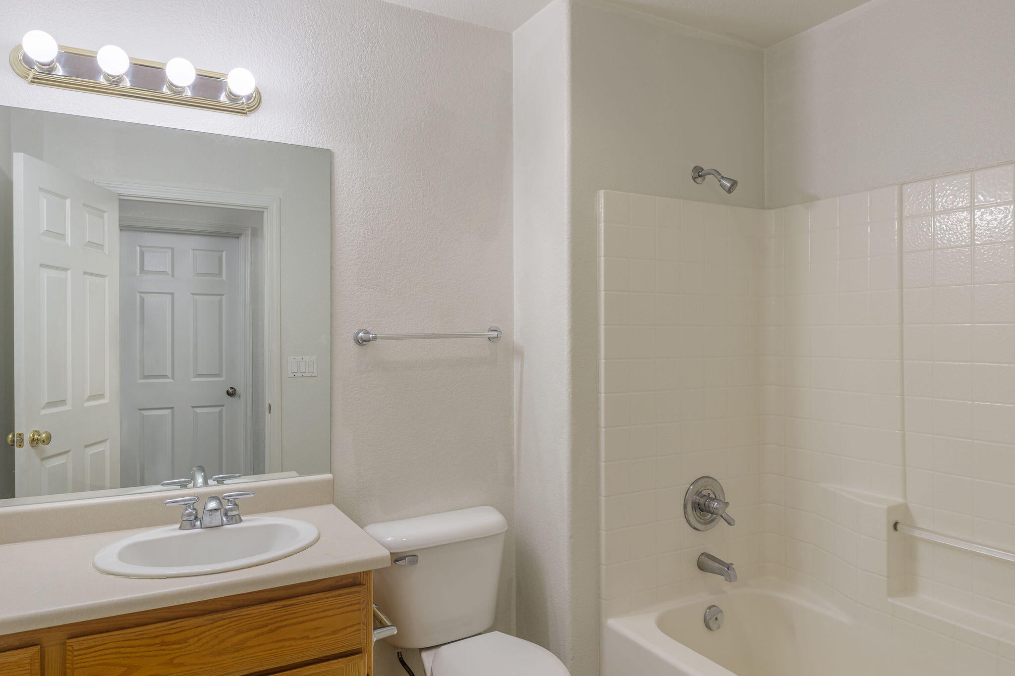932 Rimrock Circle Medford, OR 97504 - Photo 20 of 43 Guest bathroom.