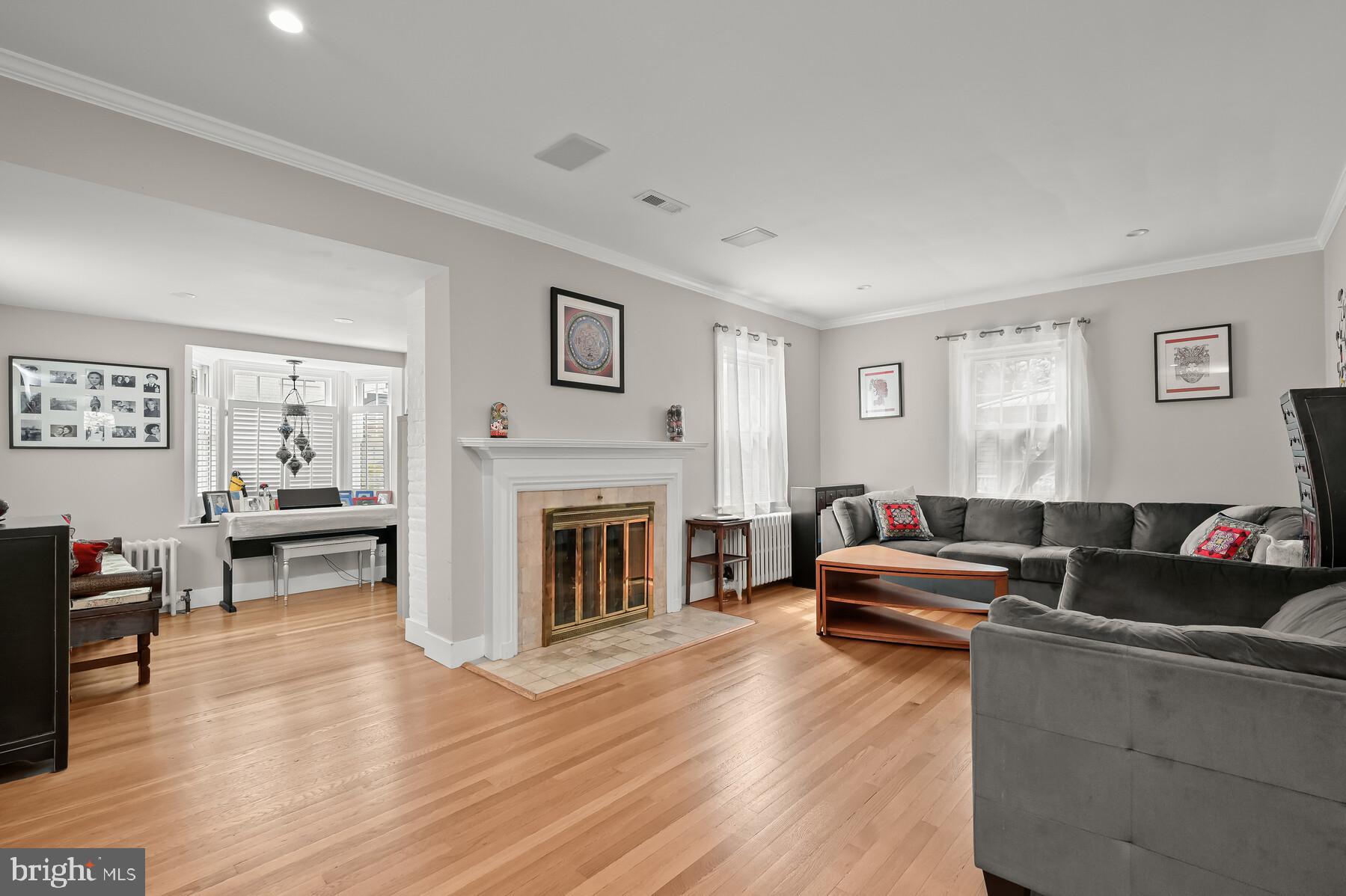 5202 Goddard Road Bethesda, MD 20814 - Photo 10 of 35 Living Room
