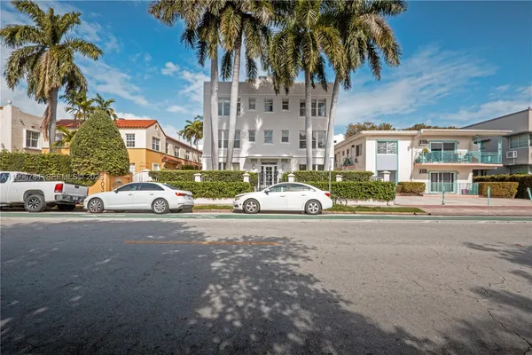 $2,950 | 1027 Pennsylvania Avenue, Unit 102, Miami Beach, FL 33139