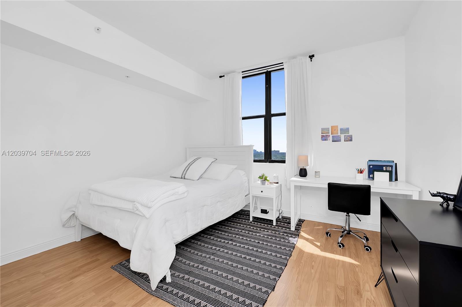 888 Douglas Road, Unit 910 Coral Gables, FL 33134 - Photo 16 of 32 Second bedroom