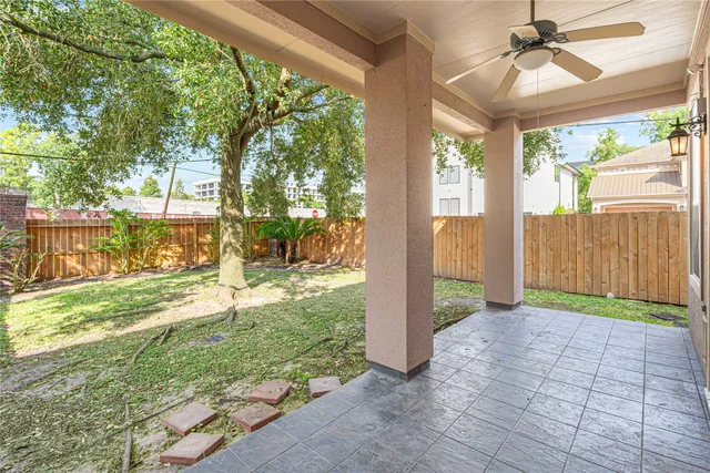 a view of a backyard